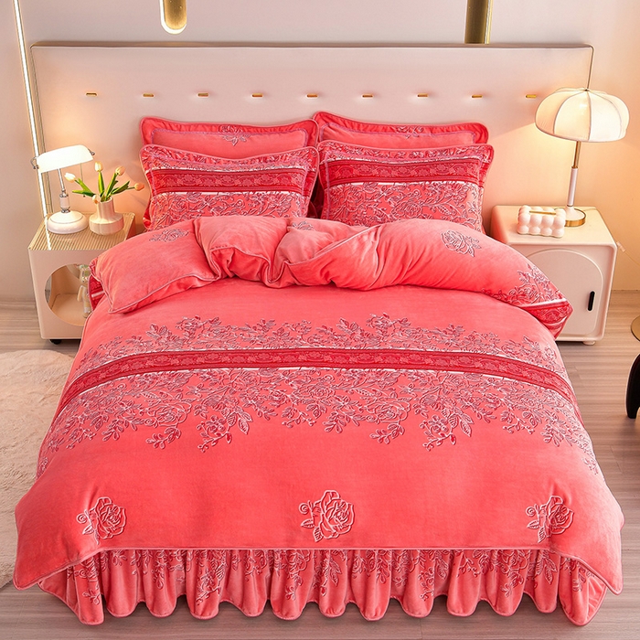 91家纺网 家纺一手货源 找家纺 缘莉娜家纺 2025新款亲肤舒适牛奶绒印花床裙花边款单被套单件被套单品被套 红粉佳人