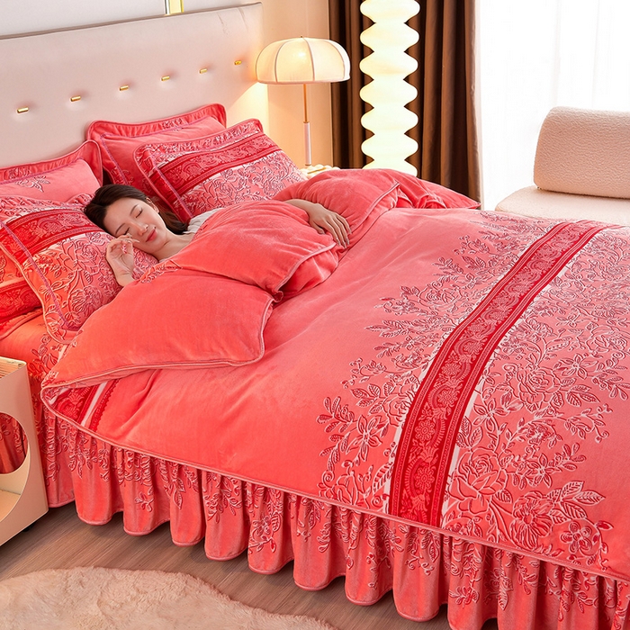 91家纺网 家纺一手货源 找家纺 缘莉娜家纺 2025新款亲肤舒适牛奶绒印花床裙花边款单被套单件被套单品被套 红粉佳人