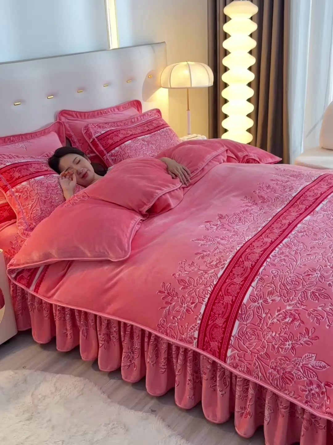 91家纺网 家纺一手货源 找家纺 缘莉娜家纺 2025新款亲肤舒适牛奶绒印花床裙花边款单被套单件被套单品被套 红粉佳人