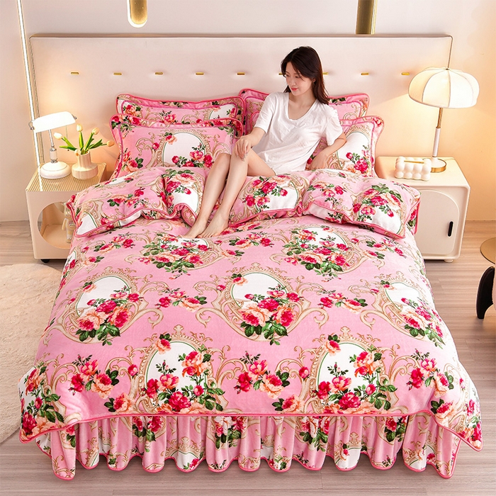 91家纺网 家纺一手货源 找家纺 缘莉娜家纺 2025新款亲肤舒适牛奶绒印花床裙花边款单被套单件被套单品被套 花样年华