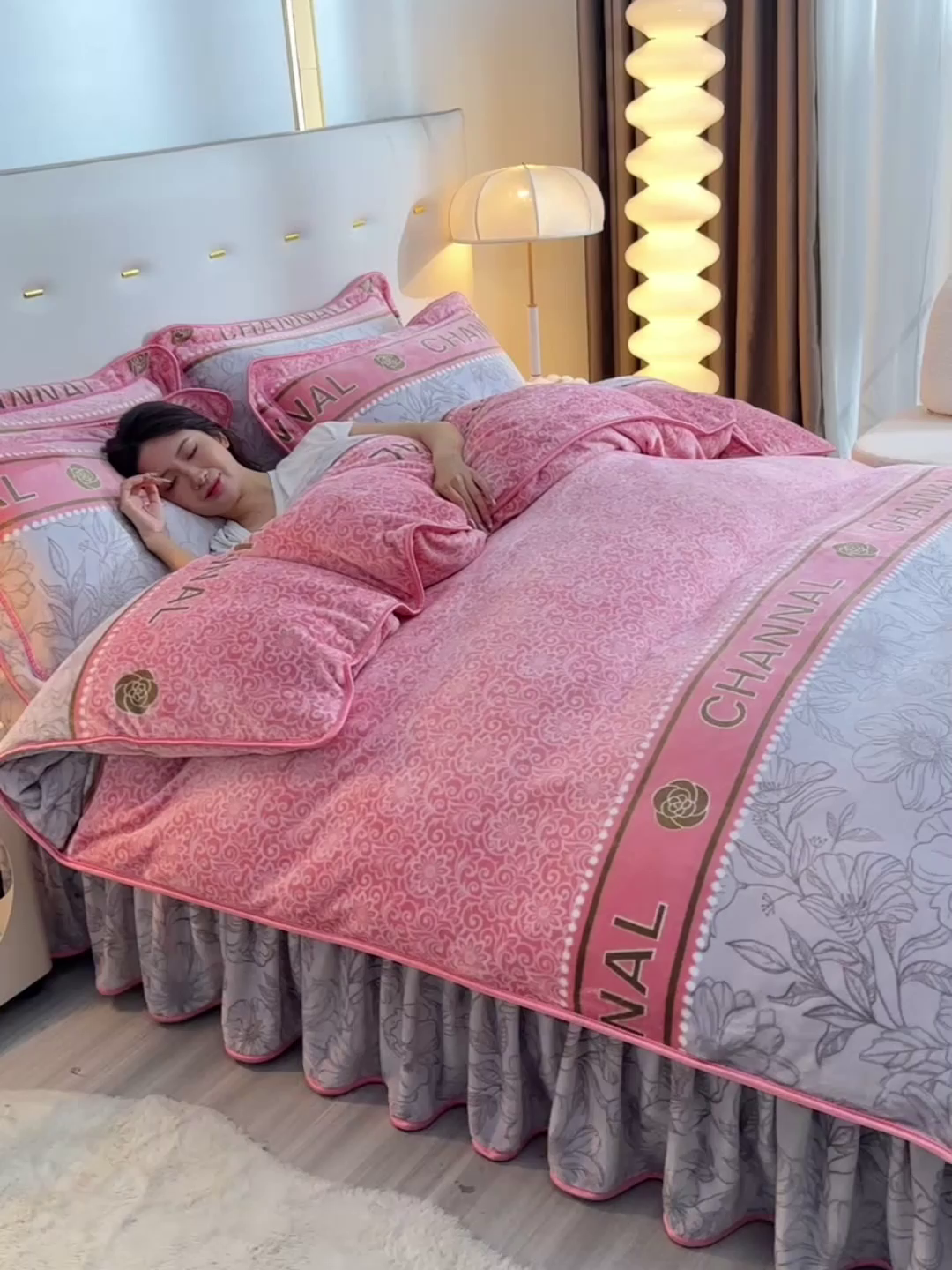 91家纺网 家纺一手货源 找家纺 缘莉娜家纺 2025新款亲肤舒适牛奶绒印花床裙花边款单被套单件被套单品被套 花韵