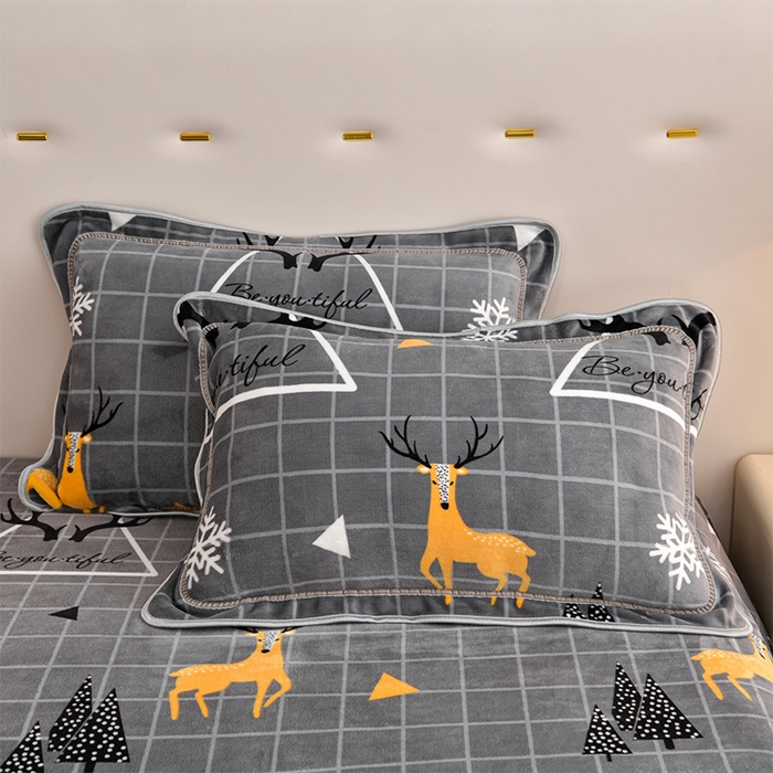 91家纺网 家纺一手货源 找家纺 缘莉娜家纺 2025新款亲肤舒适牛奶绒印花床裙花边款单被套单件被套单品被套 鹿上时空