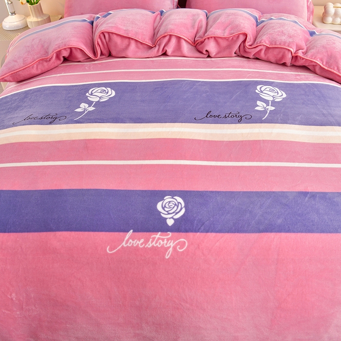 91家纺网 家纺一手货源 找家纺 缘莉娜家纺 2025新款亲肤舒适牛奶绒印花床裙花边款单被套单件被套单品被套 玫瑰的故事