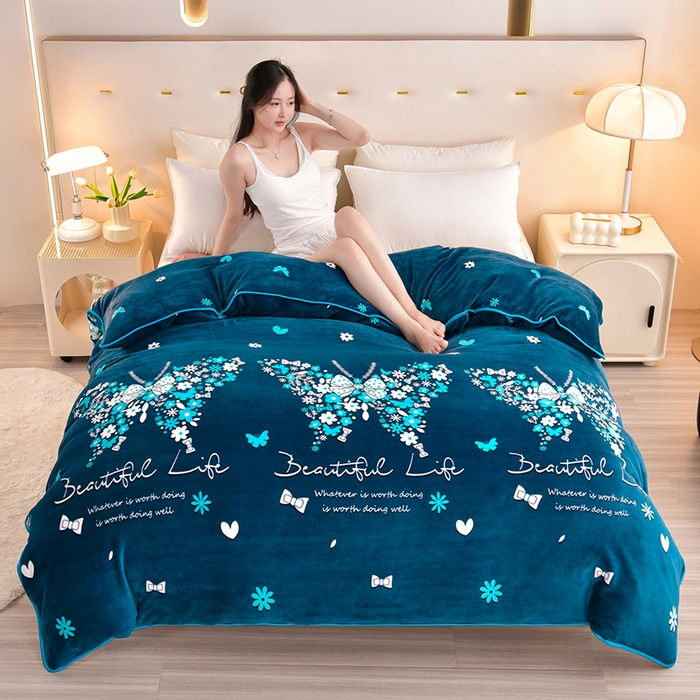 91家纺网 家纺一手货源 找家纺 缘莉娜家纺 2025新款亲肤舒适牛奶绒印花床裙花边款单被套单件被套单品被套 翩翩起舞