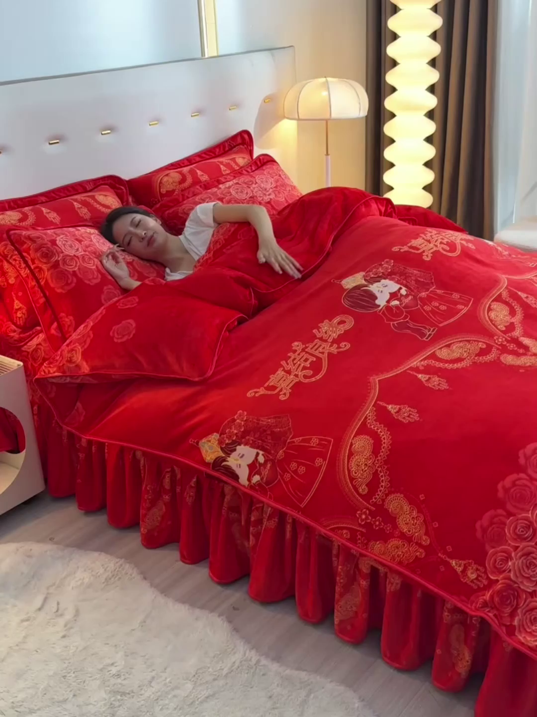 91家纺网 家纺一手货源 找家纺 缘莉娜家纺 2025新款亲肤舒适牛奶绒印花床裙花边款单被套单件被套单品被套 喜结良缘