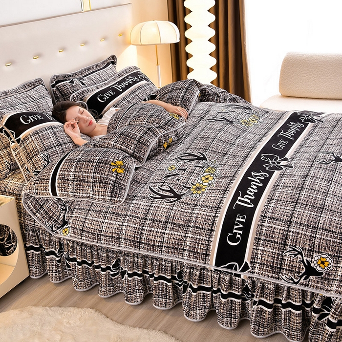 91家纺网 家纺一手货源 找家纺 缘莉娜家纺 2025新款亲肤舒适牛奶绒印花床裙花边款单被套单件被套单品被套 一路相伴