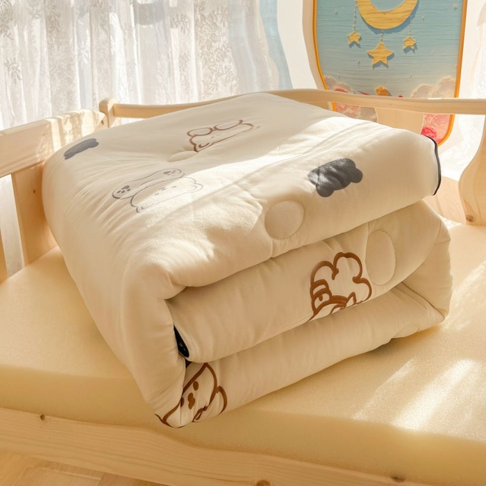 91家纺网 家纺一手货源 找家纺 小叮当家纺仓储工厂店 2025年新款A类母婴级宝宝被豆豆绒牛奶针织棉被子儿童豆豆被大豆被春秋被被子被芯 大白熊