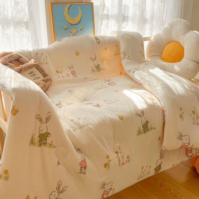 91家纺网 家纺一手货源 找家纺 小叮当家纺仓储工厂店 2025年新款A类母婴级宝宝被豆豆绒牛奶针织棉被子儿童豆豆被大豆被春秋被被子被芯 花丛小兔