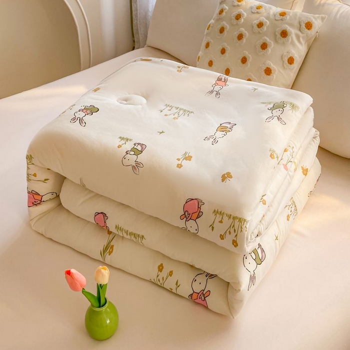 91家纺网 家纺一手货源 找家纺 小叮当家纺仓储工厂店 2025年新款A类母婴级宝宝被豆豆绒牛奶针织棉被子儿童豆豆被大豆被春秋被被子被芯 花丛小兔