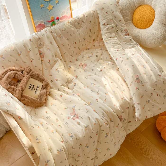 91家纺网 家纺一手货源 找家纺 小叮当家纺仓储工厂店 2025年新款A类母婴级宝宝被豆豆绒牛奶针织棉被子儿童豆豆被大豆被春秋被被子被芯 花间小熊