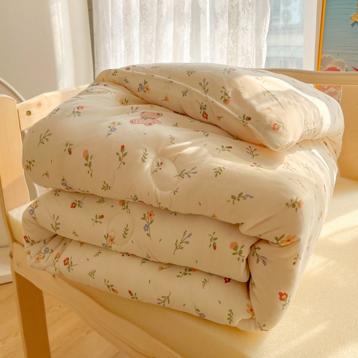 91家纺网 家纺一手货源 找家纺 小叮当家纺仓储工厂店 2025年新款A类母婴级宝宝被豆豆绒牛奶针织棉被子儿童豆豆被大豆被春秋被被子被芯 花间小熊