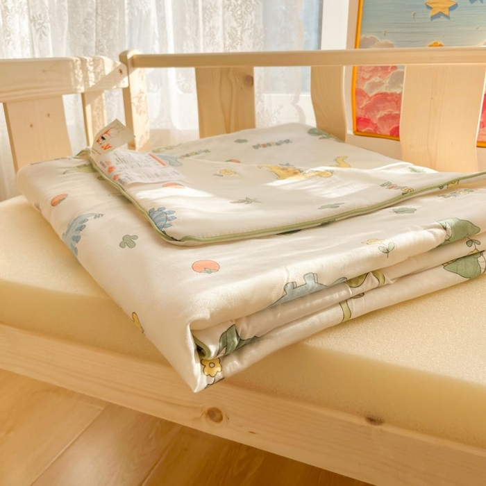 91家纺网 家纺一手货源 找家纺 小叮当家纺仓储工厂店 2025年新款A类母婴级宝宝被豆豆绒牛奶针织棉被子儿童豆豆被大豆被春秋被被子被芯 卡通小恐龙