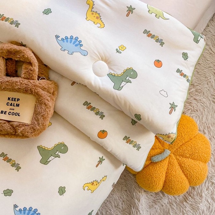 91家纺网 家纺一手货源 找家纺 小叮当家纺仓储工厂店 2025年新款A类母婴级宝宝被豆豆绒牛奶针织棉被子儿童豆豆被大豆被春秋被被子被芯 卡通小恐龙