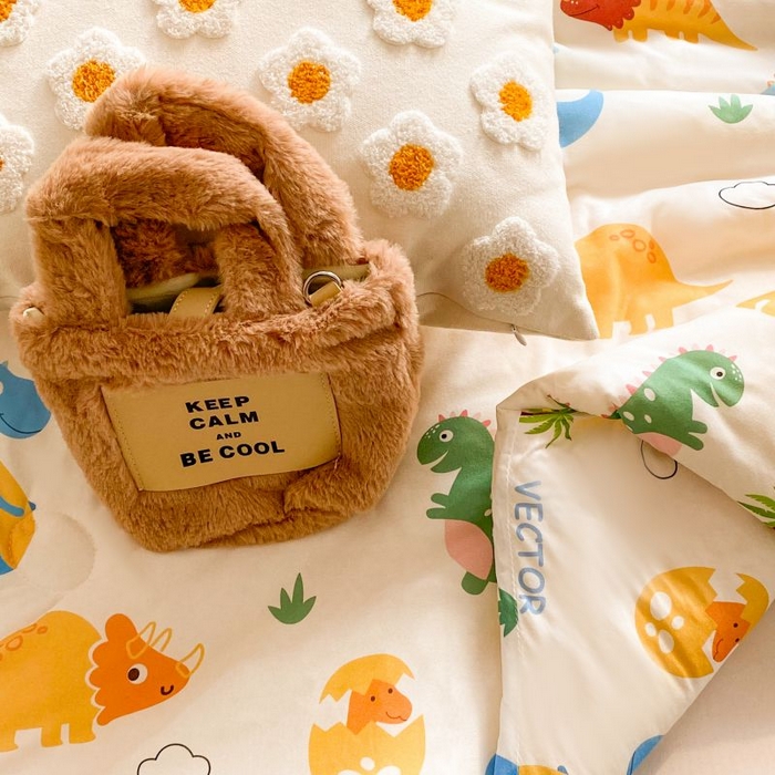 91家纺网 家纺一手货源 找家纺 小叮当家纺仓储工厂店 2025年新款A类母婴级宝宝被豆豆绒牛奶针织棉被子儿童豆豆被大豆被春秋被被子被芯 恐龙萌游记