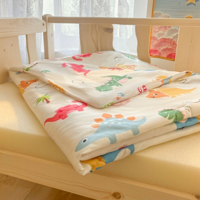 91家纺网 家纺一手货源 找家纺 小叮当家纺仓储工厂店 2025年新款A类母婴级宝宝被豆豆绒牛奶针织棉被子儿童豆豆被大豆被春秋被被子被芯 恐龙萌游记