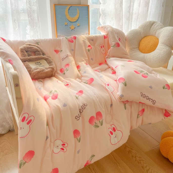 91家纺网 家纺一手货源 找家纺 小叮当家纺仓储工厂店 2025年新款A类母婴级宝宝被豆豆绒牛奶针织棉被子儿童豆豆被大豆被春秋被被子被芯 郁金香兔