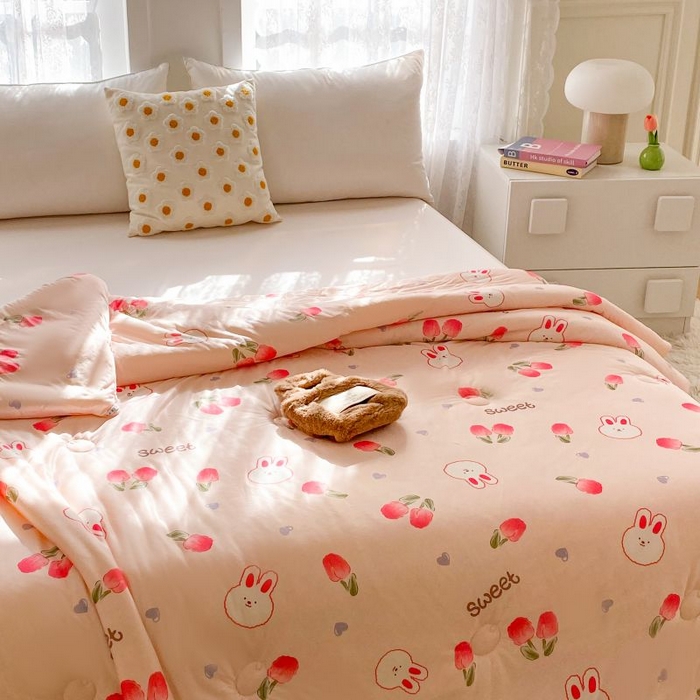 91家纺网 家纺一手货源 找家纺 小叮当家纺仓储工厂店 2025年新款A类母婴级宝宝被豆豆绒牛奶针织棉被子儿童豆豆被大豆被春秋被被子被芯 郁金香兔