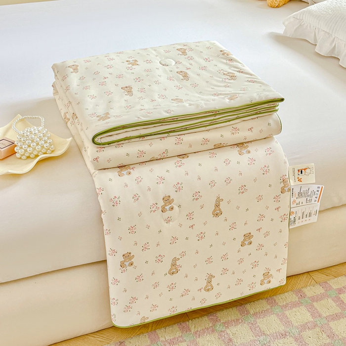 91家纺网 家纺一手货源 找家纺 小叮当家纺仓储工厂店 2025年新款A类母婴级宝宝被豆豆绒牛奶针织棉被子儿童豆豆被大豆被春秋被被子被芯 牛奶针织被-熊兔恋记