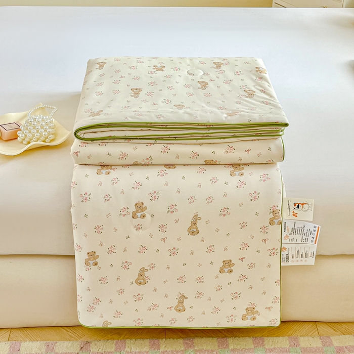 91家纺网 家纺一手货源 找家纺 小叮当家纺仓储工厂店 2025年新款A类母婴级宝宝被豆豆绒牛奶针织棉被子儿童豆豆被大豆被春秋被被子被芯 牛奶针织被-熊兔恋记