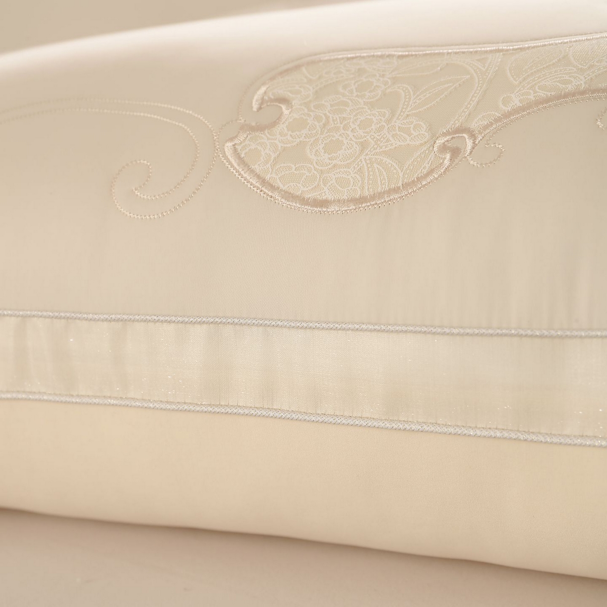 91家纺网 家纺一手货源 找家纺 晚儿 2025新款金乳丝茧女王枕头枕芯 米白 48x74cm低枕/只