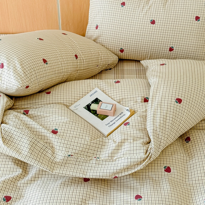 91家纺网 家纺一手货源 找家纺 感遇家纺 2025新款小清新甜系全棉四件套格子草莓