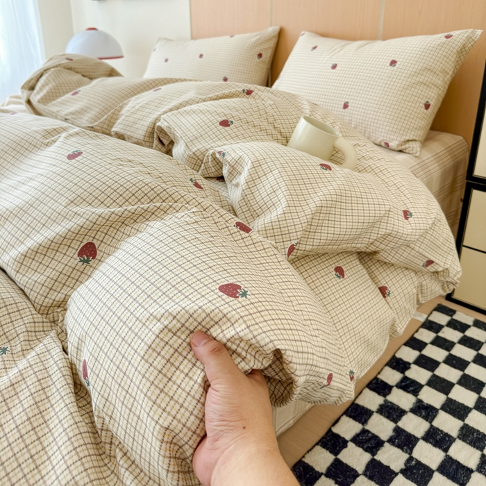 91家纺网 家纺一手货源 找家纺 感遇家纺 2025新款小清新甜系全棉四件套格子草莓