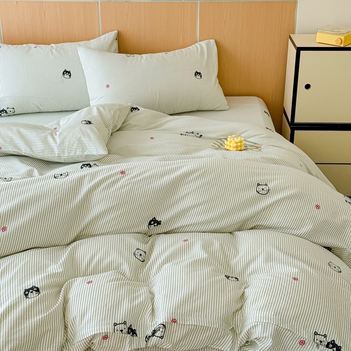 91家纺网 家纺一手货源 找家纺 感遇家纺  2025新款小清新甜系全棉四件套 灰条猫咪