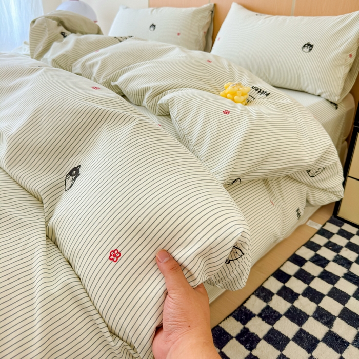 91家纺网 家纺一手货源 找家纺 感遇家纺  2025新款小清新甜系全棉四件套 灰条猫咪