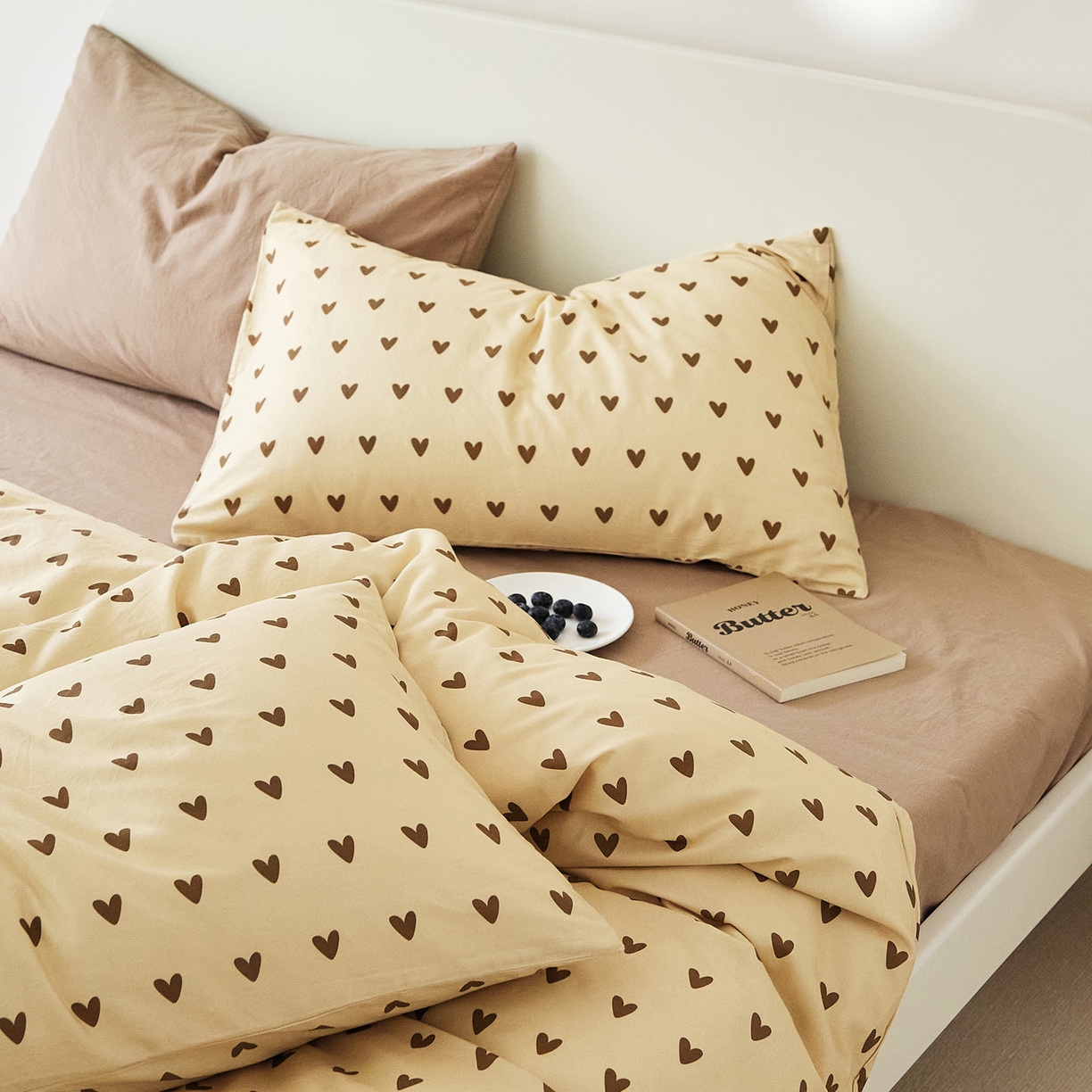 91家纺网 家纺一手货源 找家纺 EH家居 2025新款全棉斜纹印花-青春小调系列四件套 焦糖心语