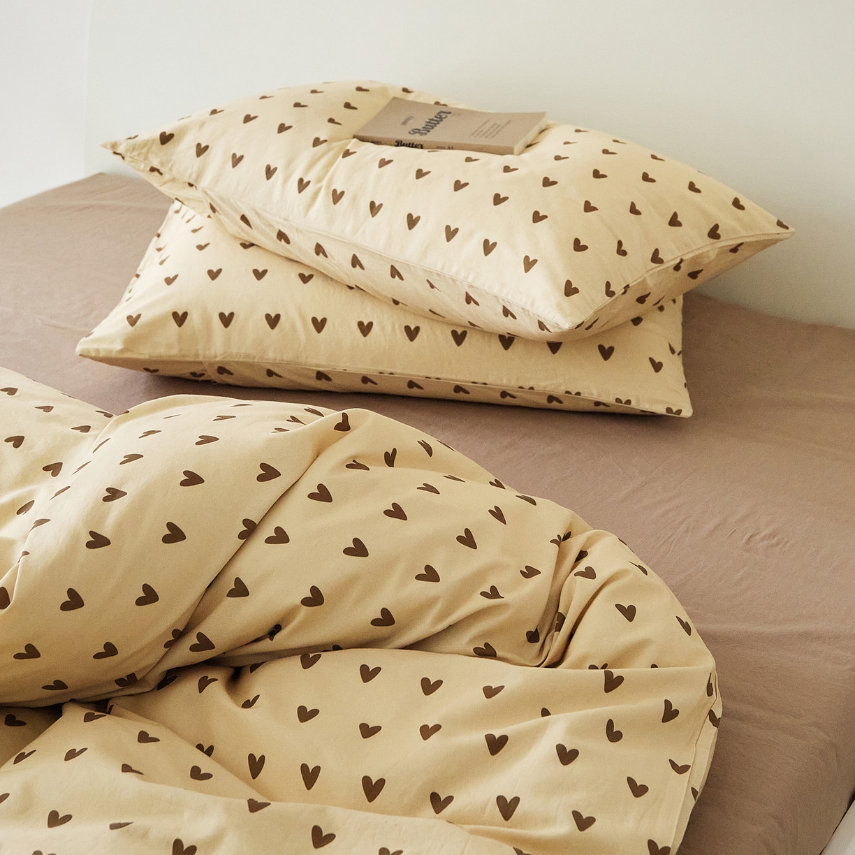 91家纺网 家纺一手货源 找家纺 EH家居 2025新款全棉斜纹印花-青春小调系列四件套 焦糖心语