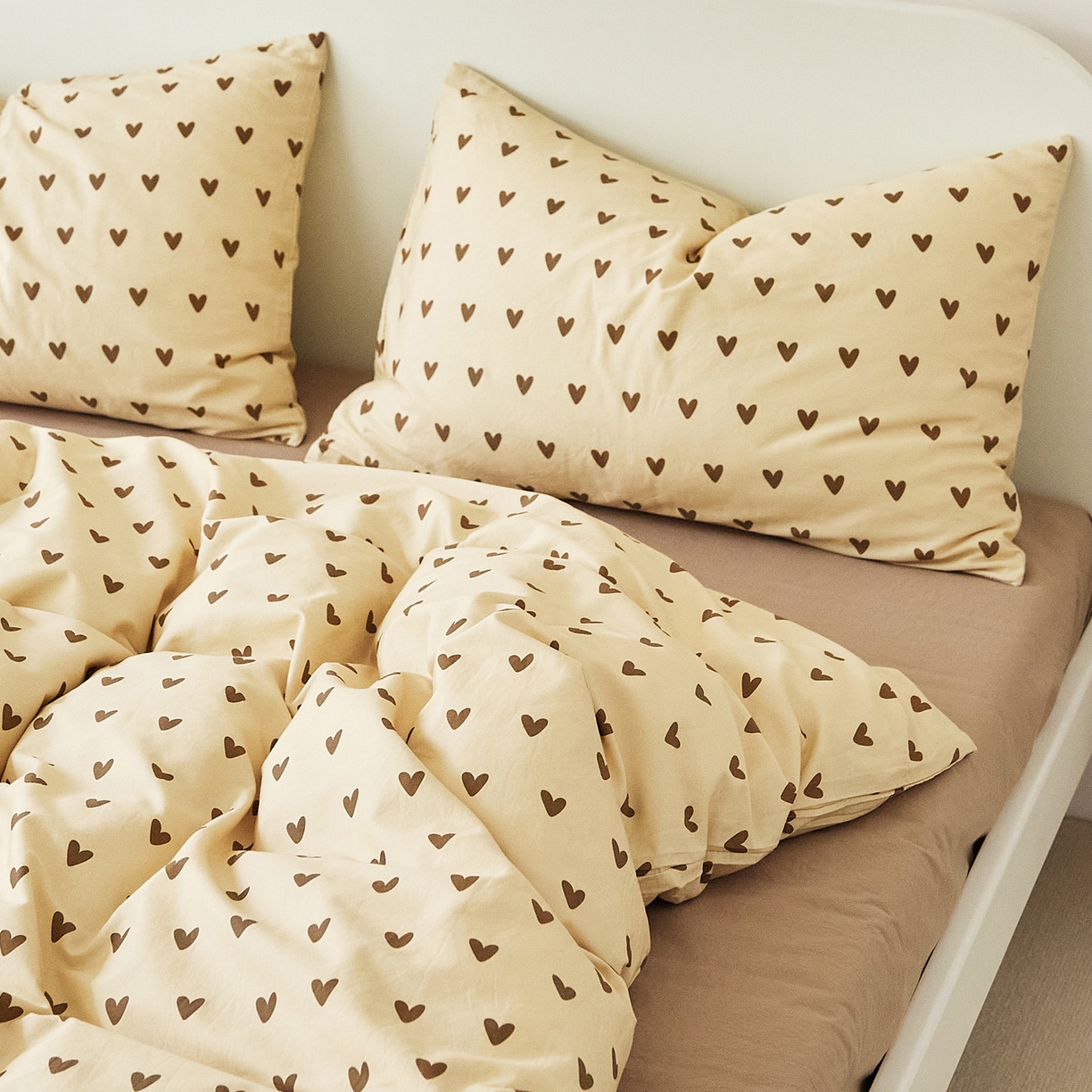 91家纺网 家纺一手货源 找家纺 EH家居 2025新款全棉斜纹印花-青春小调系列四件套 焦糖心语