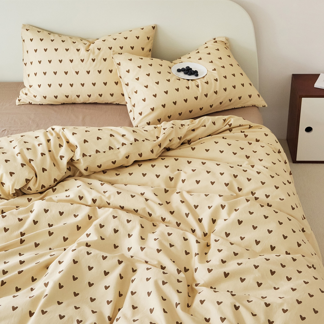 91家纺网 家纺一手货源 找家纺 EH家居 2025新款全棉斜纹印花-青春小调系列四件套 焦糖心语