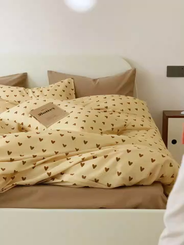 91家纺网 家纺一手货源 找家纺 EH家居 2025新款全棉斜纹印花-青春小调系列四件套 焦糖心语