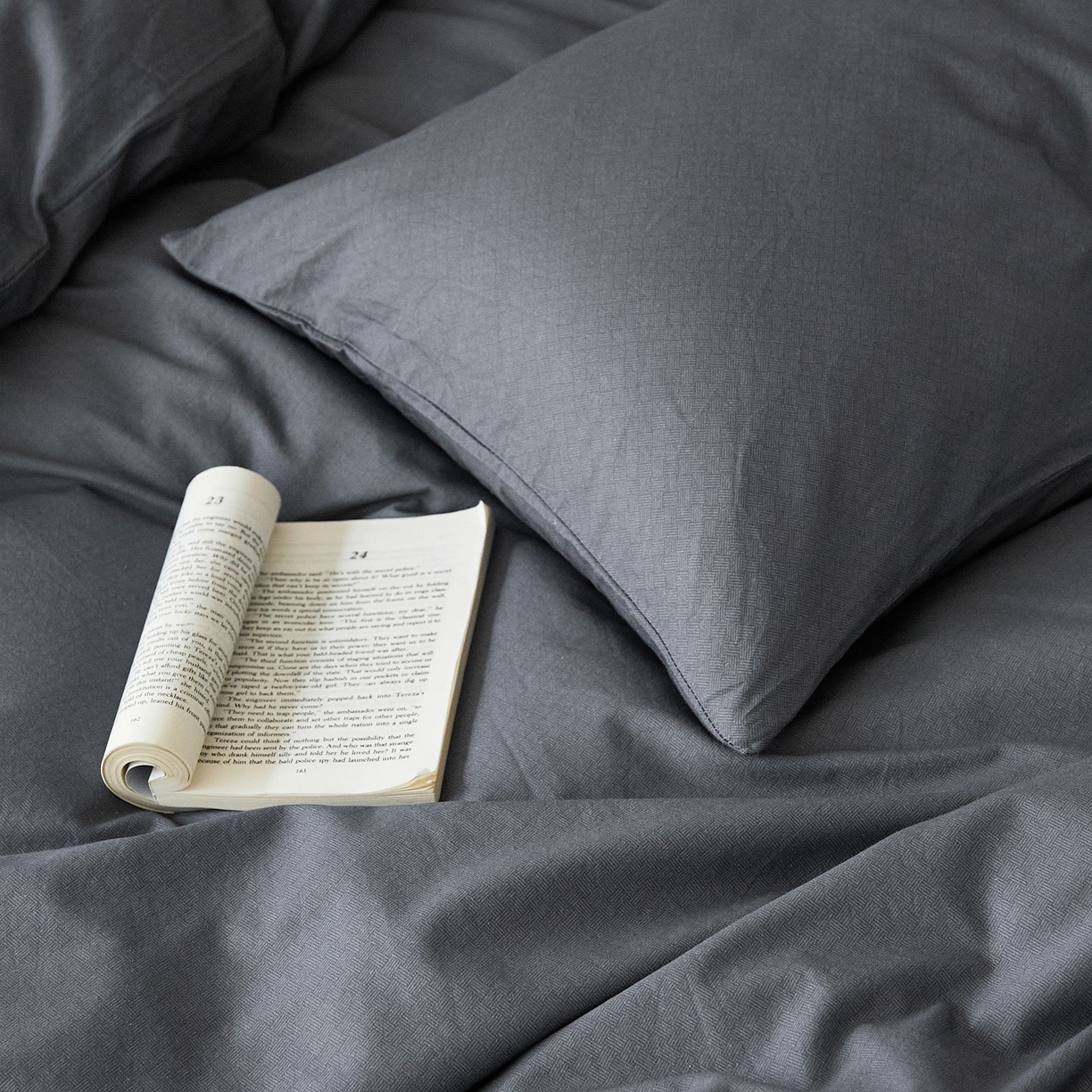 91家纺网 家纺一手货源 找家纺 EH家居 2025新款全棉斜纹印花-青春小调系列四件套 深色轨迹