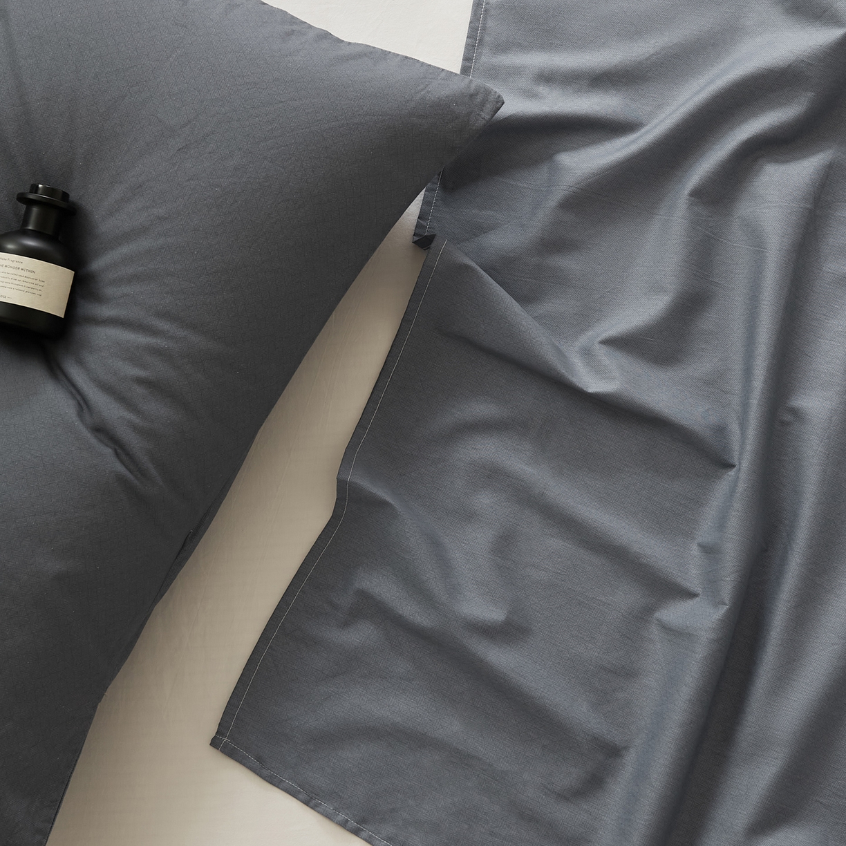 91家纺网 家纺一手货源 找家纺 EH家居 2025新款全棉斜纹印花-青春小调系列单床单 深色轨迹