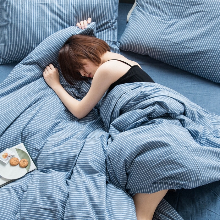 91家纺网 家纺一手货源 找家纺 尚品本色2025年新款简约风全棉水洗棉格子条纹系列四件套 牛仔蓝细条