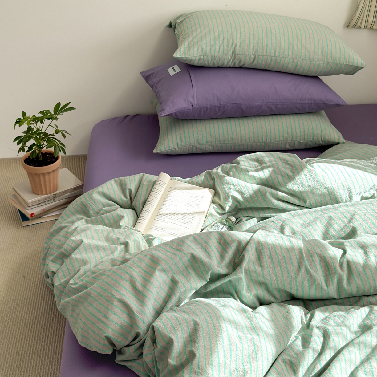 91家纺网 家纺一手货源 找家纺 玖弘家居 2025新款全棉纯棉水洗棉五色条纹混搭单床笠 混搭绿紫条