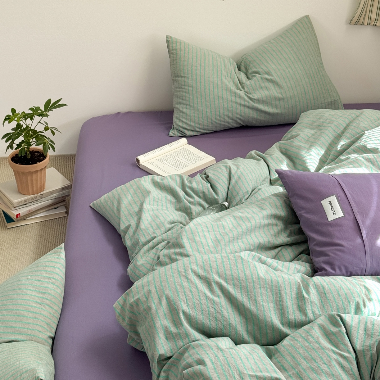 91家纺网 家纺一手货源 找家纺 玖弘家居 2025新款全棉纯棉水洗棉五色条纹混搭单床笠 混搭绿紫条