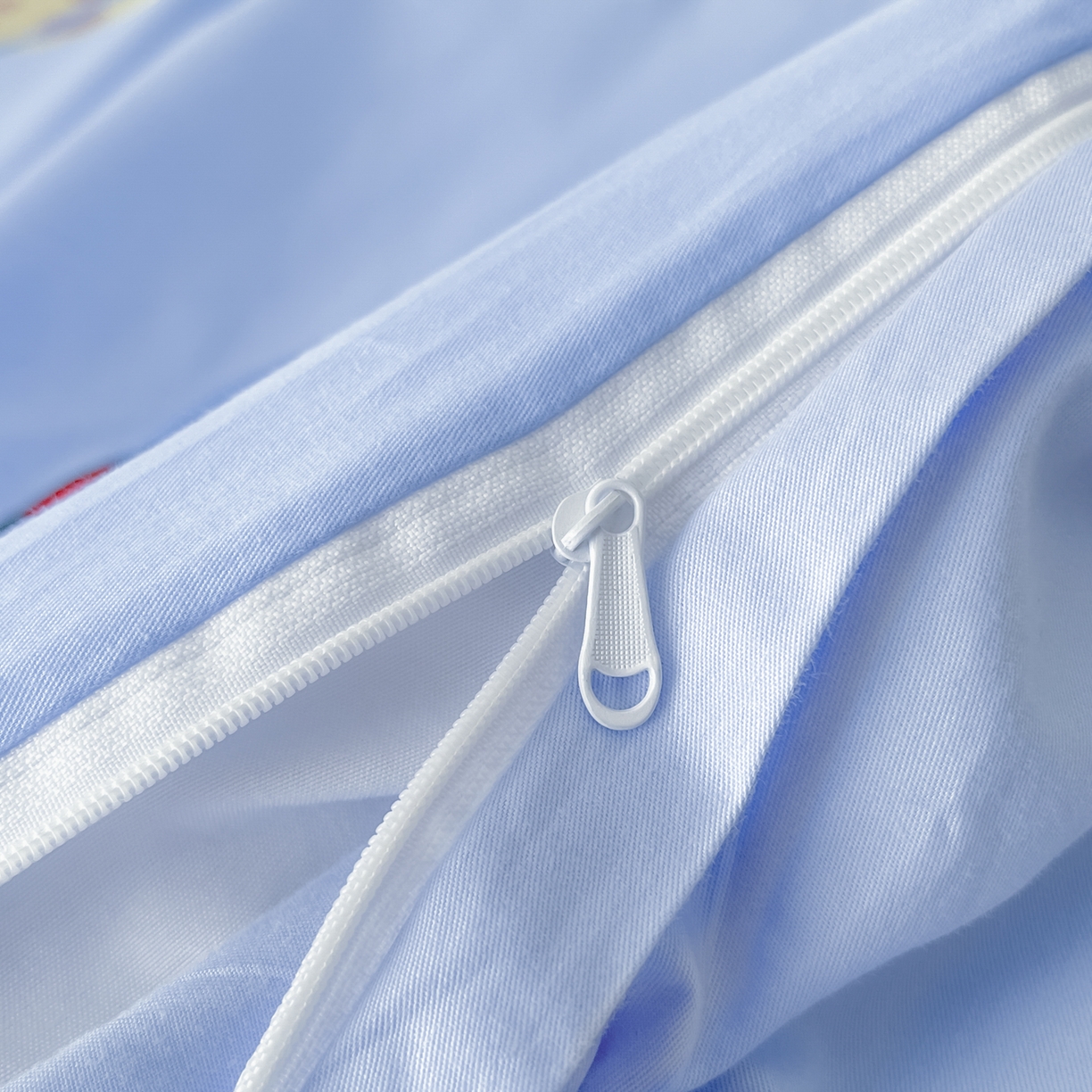 91家纺网 家纺一手货源 找家纺 柔享家（原芷澜家纺）2025新款全棉高端贴布刺绣幼儿园套件儿童三件套被子被芯婴童宝宝六件套七件套 气球小猫