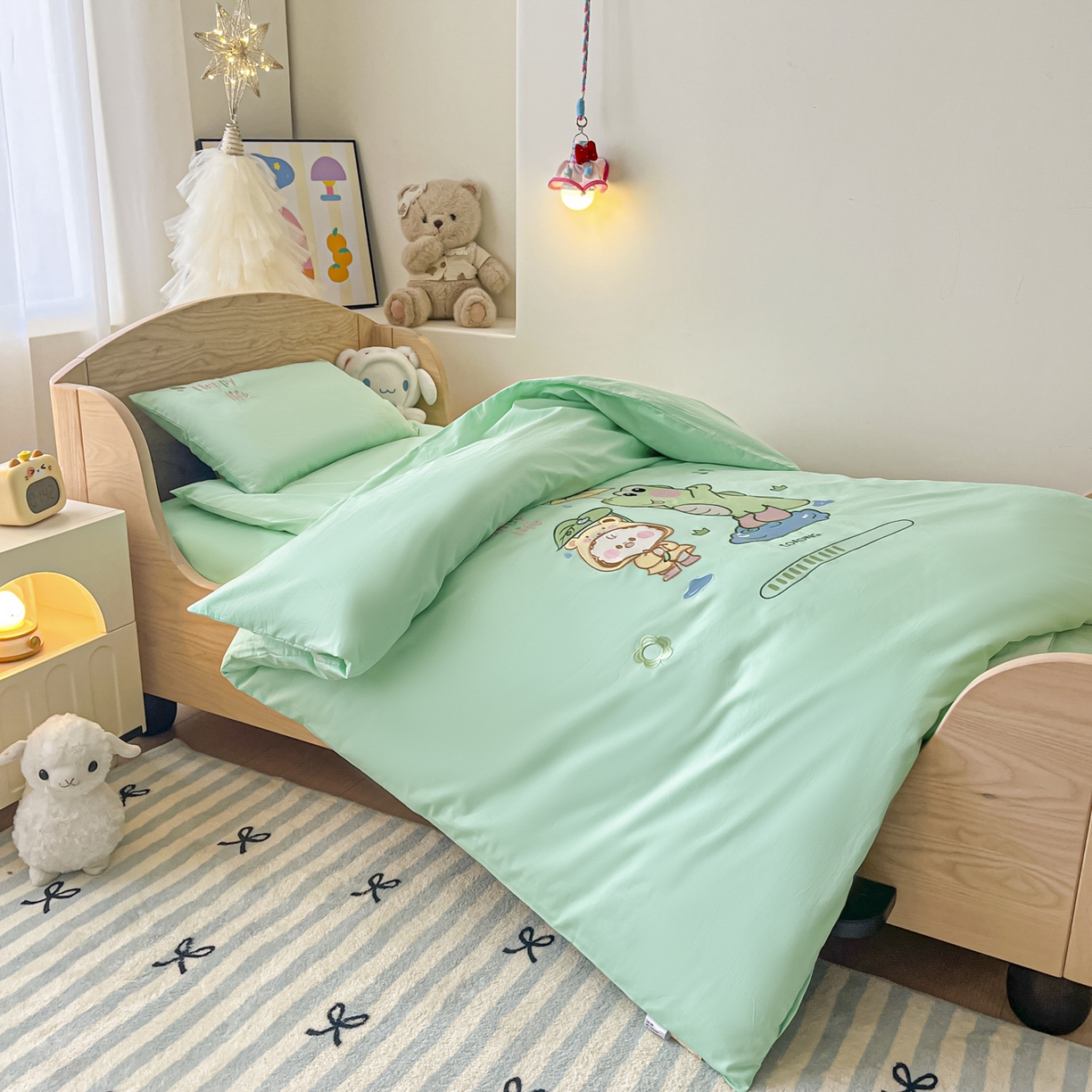 91家纺网 家纺一手货源 找家纺 柔享家（原芷澜家纺）2025新款全棉高端贴布刺绣幼儿园套件儿童三件套被子被芯婴童宝宝六件套七件套 快乐生活