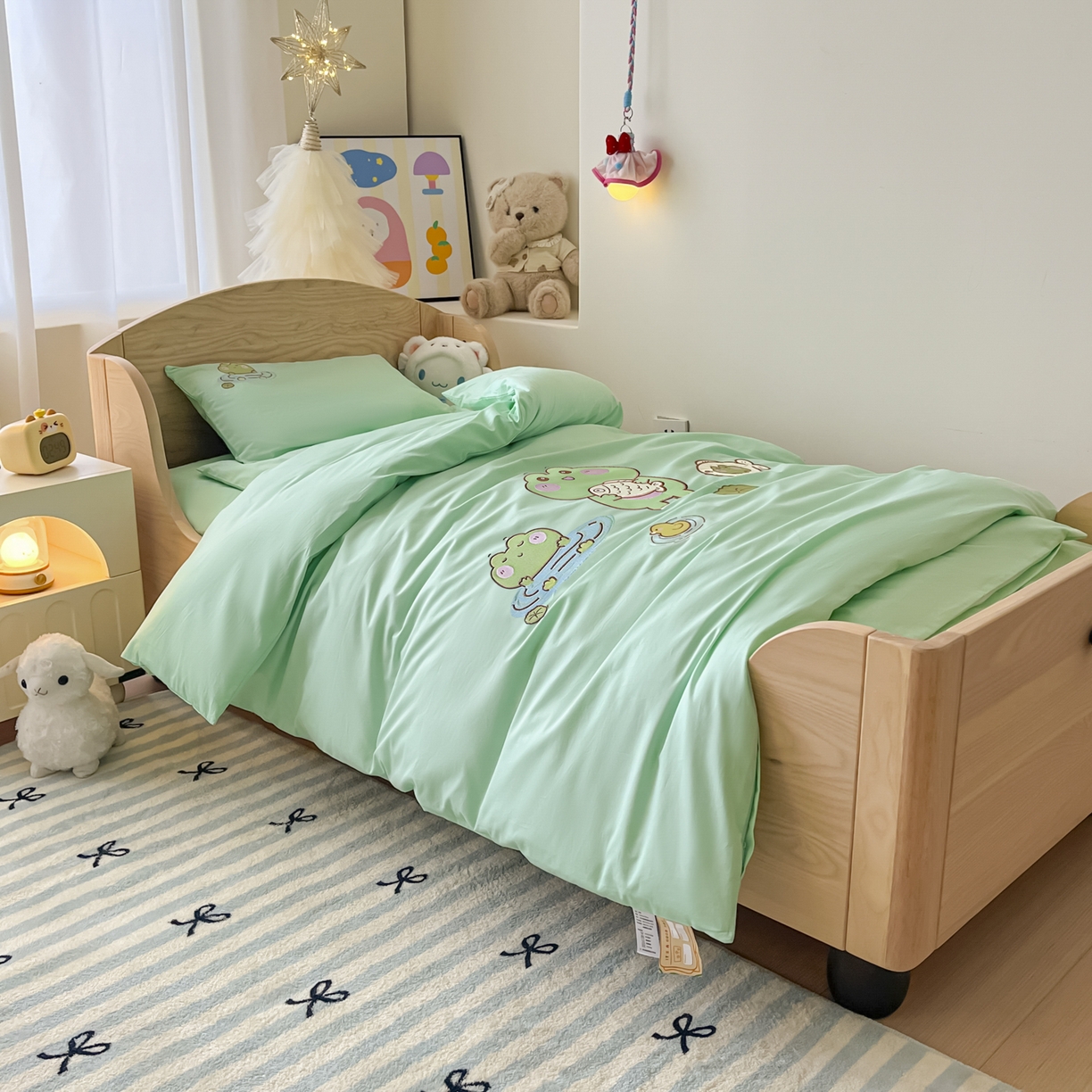 91家纺网 家纺一手货源 找家纺 柔享家（原芷澜家纺）2025新款全棉高端贴布刺绣幼儿园套件儿童三件套被子被芯婴童宝宝六件套七件套 青蛙戏水