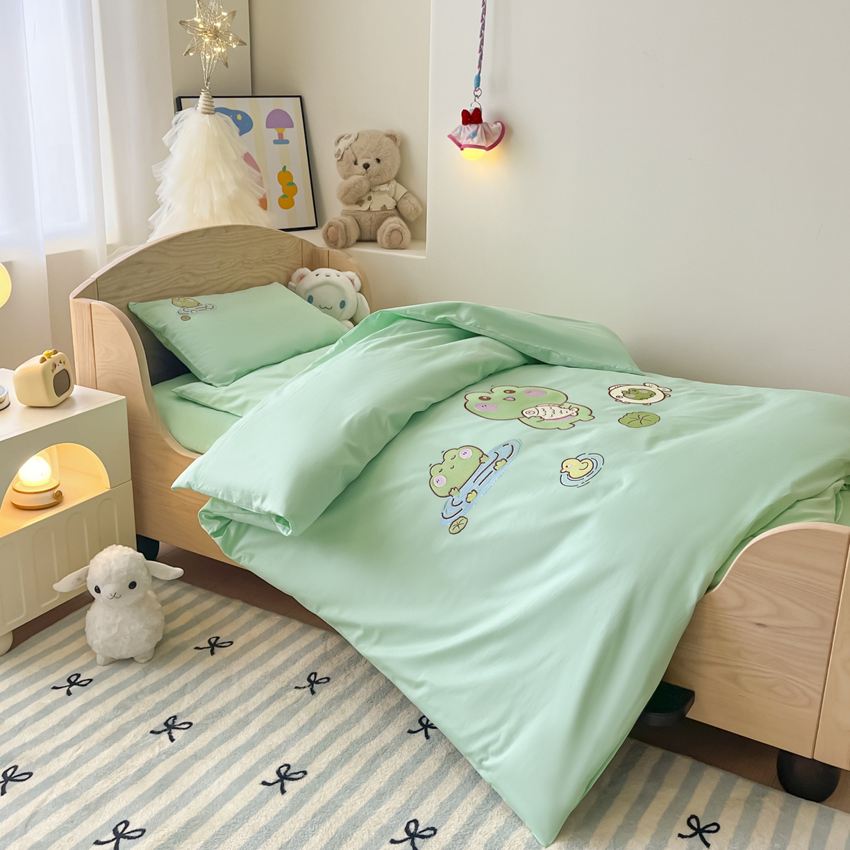 91家纺网 家纺一手货源 找家纺 柔享家（原芷澜家纺）2025新款全棉高端贴布刺绣幼儿园套件儿童三件套被子被芯婴童宝宝六件套七件套 青蛙戏水