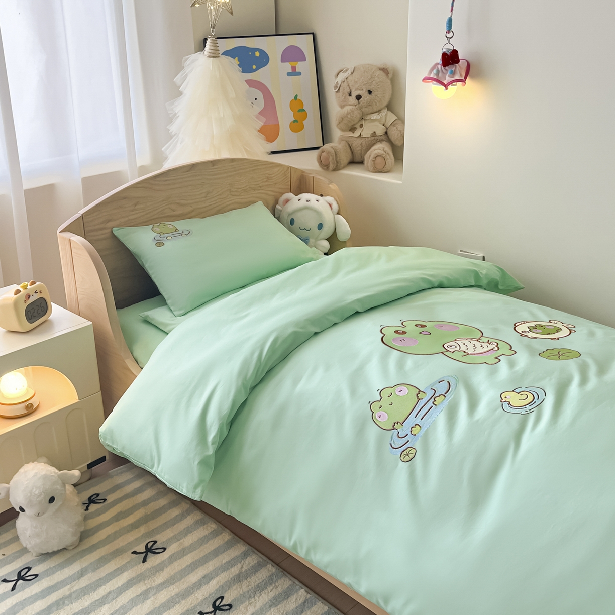 91家纺网 家纺一手货源 找家纺 柔享家（原芷澜家纺）2025新款全棉高端贴布刺绣幼儿园套件儿童三件套被子被芯婴童宝宝六件套七件套 青蛙戏水