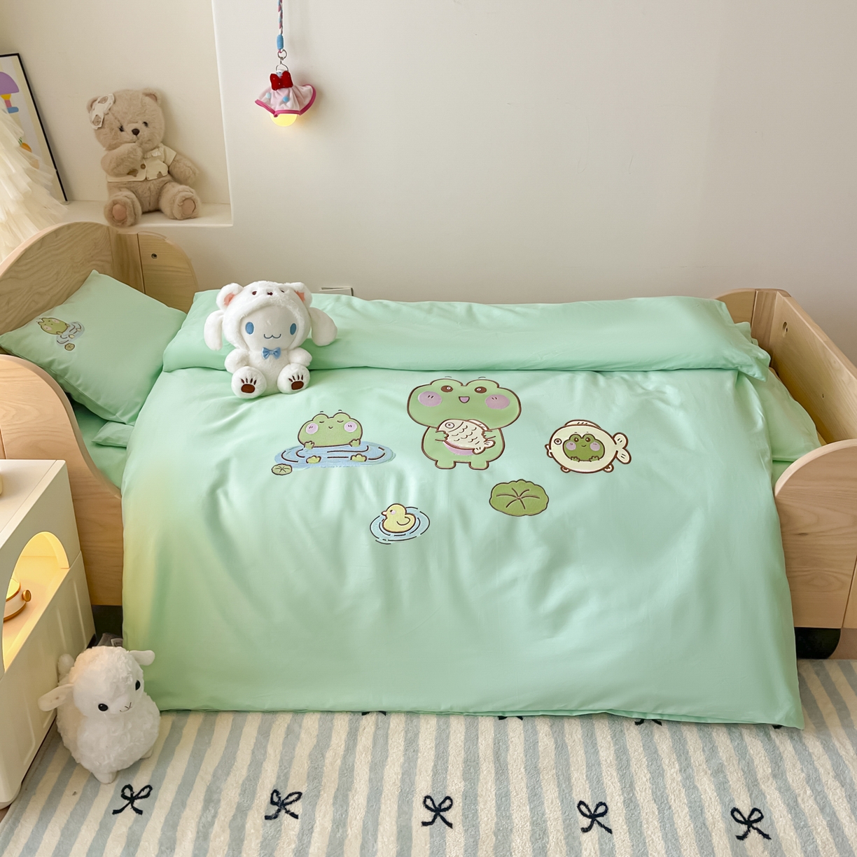 91家纺网 家纺一手货源 找家纺 柔享家（原芷澜家纺）2025新款全棉高端贴布刺绣幼儿园套件儿童三件套被子被芯婴童宝宝六件套七件套 青蛙戏水