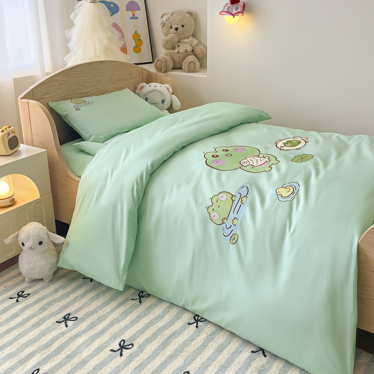 91家纺网 家纺一手货源 找家纺 柔享家（原芷澜家纺）2025新款全棉高端贴布刺绣幼儿园套件儿童三件套被子被芯婴童宝宝六件套七件套 青蛙戏水