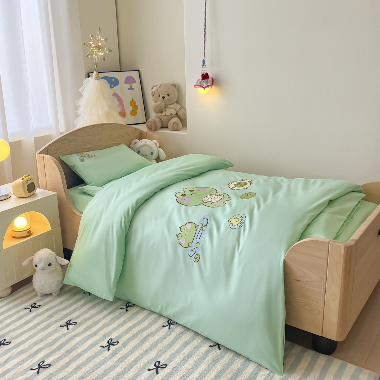 91家纺网 家纺一手货源 找家纺 柔享家（原芷澜家纺）2025新款全棉高端贴布刺绣幼儿园套件儿童三件套被子被芯婴童宝宝六件套七件套 青蛙戏水