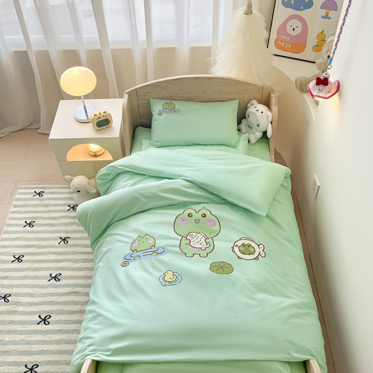91家纺网 家纺一手货源 找家纺 柔享家（原芷澜家纺）2025新款全棉高端贴布刺绣幼儿园套件儿童三件套被子被芯婴童宝宝六件套七件套 青蛙戏水