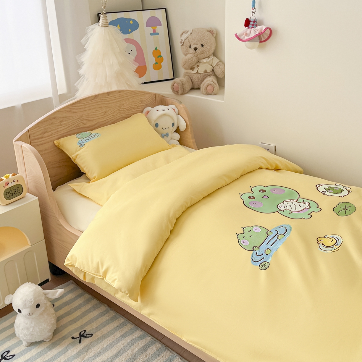 91家纺网 家纺一手货源 找家纺 柔享家（原芷澜家纺）2025新款全棉高端贴布刺绣幼儿园套件儿童三件套被子被芯婴童宝宝六件套七件套 青蛙戏水黄