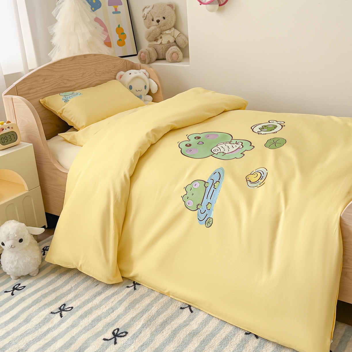 91家纺网 家纺一手货源 找家纺 柔享家（原芷澜家纺）2025新款全棉高端贴布刺绣幼儿园套件儿童三件套被子被芯婴童宝宝六件套七件套 青蛙戏水黄