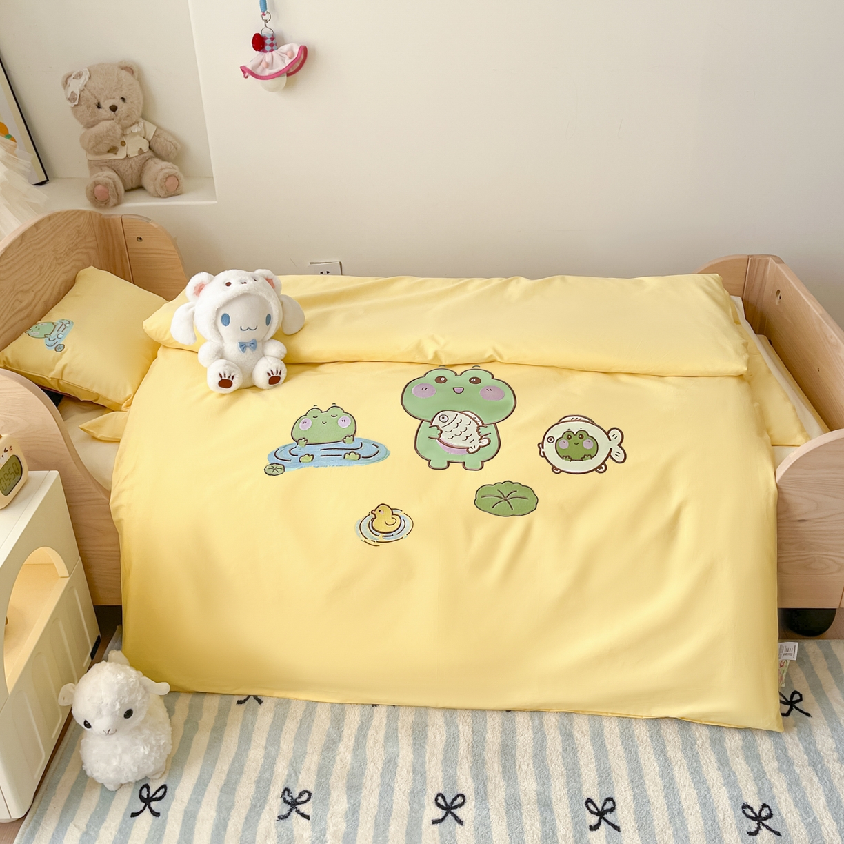 91家纺网 家纺一手货源 找家纺 柔享家（原芷澜家纺）2025新款全棉高端贴布刺绣幼儿园套件儿童三件套被子被芯婴童宝宝六件套七件套 青蛙戏水黄